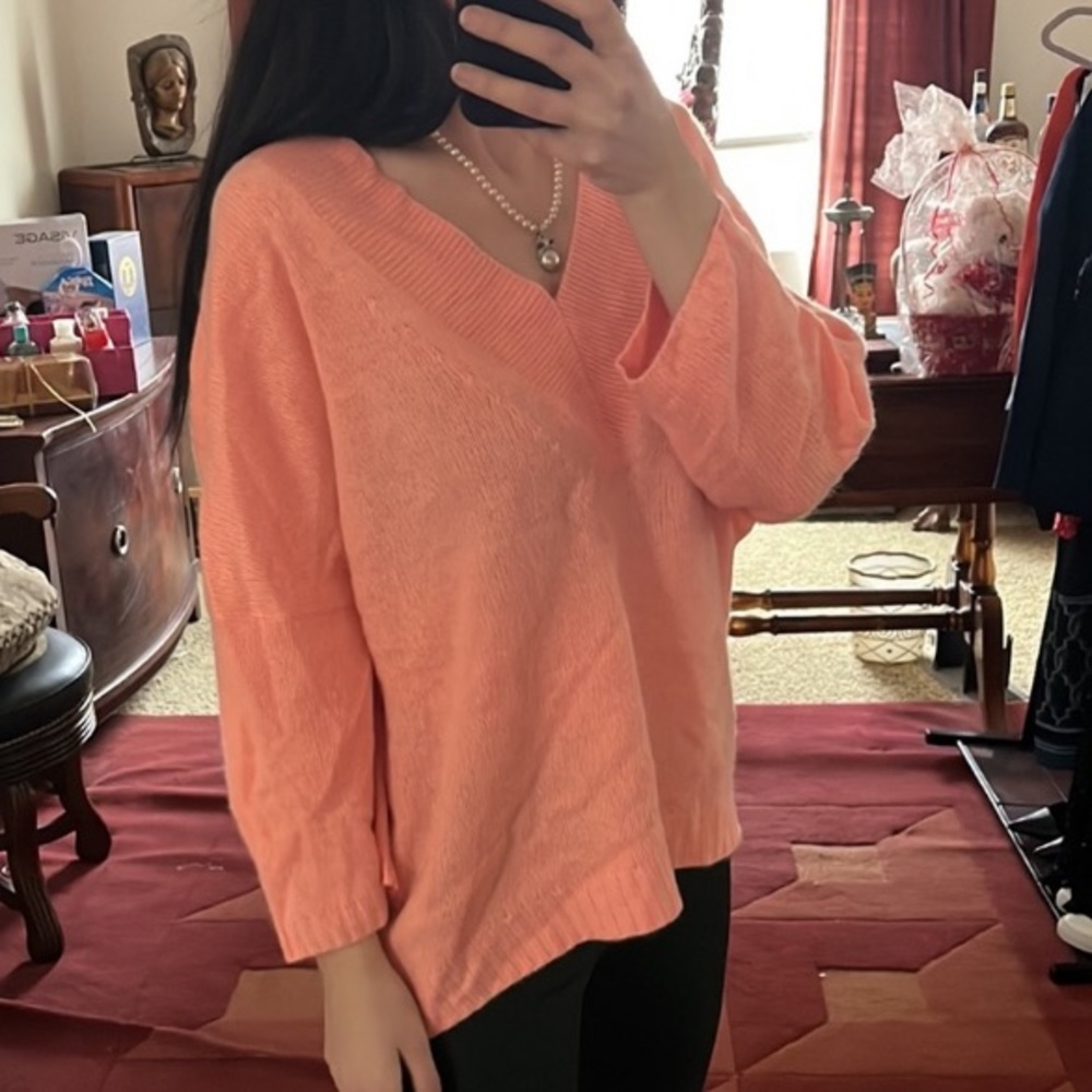 WHITE + WARREN 100% Cashmere v-neck Sweater. Peach 🍑 WORN 1X BEAUTIFUL AND COZY
